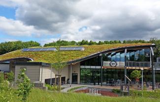 The motorway service station on the A40 near Bochum is very impressive with its creative roof with its “Green Wave”. A curving green roof in the shape of a wave